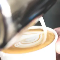 Latte art: il latte montato crea un cuore sulla schiuma del caffè.