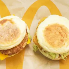 Dwa McTosty z bekonem i serem, idealne na szybki posiłek. Kcal w sam raz!