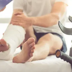 Ile odszkodowania za skręcenie kostki? Sprawdź, co możesz otrzymać