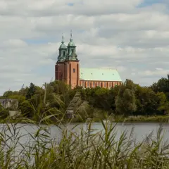 Majestatyczna katedra w Gnieźnie, jedna z głównych atrakcji miasta, góruje nad jeziorem.