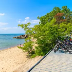 Rowerami po wybrzeżu – odkryj najpiękniejsze trasy rowerowe w Polsce! Piękna plaża, spokojne morze i zielony las zapraszają na aktywny wypoczynek.