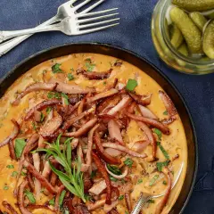 Krämig falukorv i panna, ett enkelt och gott falukorv recept. Serveras med inlagd gurka.