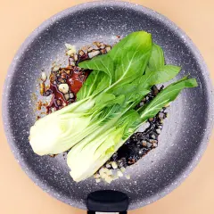 Smażona kapusta pak choi z czosnkiem i sosem. Idealne do szybkich dań, szukaj kapusta pak choi przepisy.