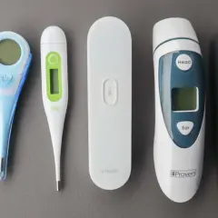 En samling termometrar, inklusive en Braun Thermoscan som kan ändra till Celsius.