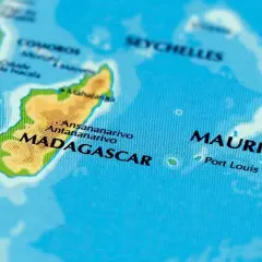 Mapa pokazuje, gdzie leży Mauritius, na wschód od Madagaskaru, w Oceanie Indyjskim.