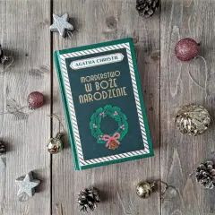 Agatha Christie książki po kolei: "Morderstwo w Boże Narodzenie" na tle świątecznych ozdób.