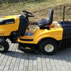 Żółty traktorek kosiarka Cub Cadet LT2 z koszem na trawę, gotowy do pracy w ogrodzie w województwie lubelskim.