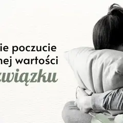 Smutna osoba przytula poduszkę, symbolizując niskie poczucie własnej wartości w związku.