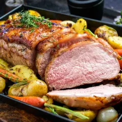 Soczysta polędwica pieczona z ziemniakami i marchewką, idealna na obiad. Oto jak przygotować polędwicę, by była tak pyszna!
