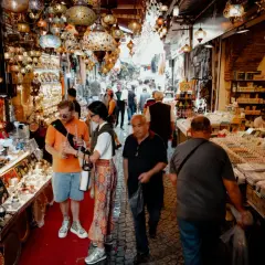 Tłum ludzi na targu w Turcji, Belek, gdzie na zakupy. Kolorowe lampy i stoiska z pamiątkami.