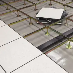 Struttura metallica per pavimento rialzato interno, con pannelli bianchi posati e altri in attesa di installazione.