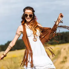 Stylizacje z kamizelką z frędzlami: 10 modnych inspiracji na każdą okazję