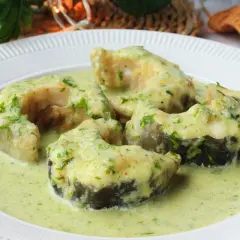 Rodajas de congrio en salsa verde, un plato tradicional lleno de sabor y frescura.