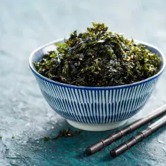 Ciotola di alga nori croccante, condita con semi di sesamo. Perfetta per accompagnare riso o come snack. Ecco alga nori come usarla!