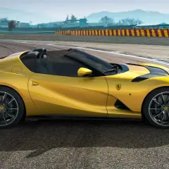 Żółty kabriolet Ferrari 812 Competizione na torze wyścigowym, gotowy do jazdy.