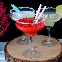 Trzy drinki margarita: jedna truskawkowa, jedna biała i jedna zielona.