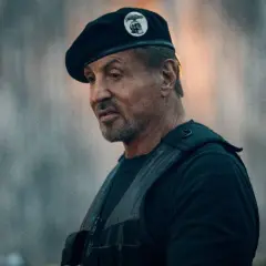Sylvester Stallone w beretce i kamizelce taktycznej, gotowy do akcji w stylu "Niezniszczalni 5".