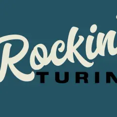 Logo "Rockin' Torino" in stile rockabilly, con testo bianco su sfondo blu petrolio.