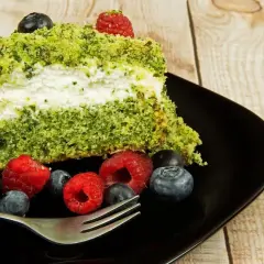 Zielony tort z kremem i owocami leśnymi, jak z przepisu na leśny mech.