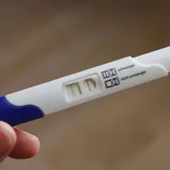 Schwangerschaftstest zeigt zwei Streifen. Die Frage "wann nach Eisprung testen?" wird hier beantwortet: Ein positives Ergebnis deutet auf eine Schwangerschaft hin.