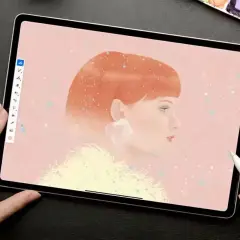 Portret kobiety z rudymi włosami, tworzony w aplikacji **Adobe Fresco**. Delikatne pociągnięcia pędzlem i pastelowe kolory.