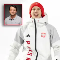 Kacper z rodzicami. Na zdjęciu skoczek narciarski w stroju reprezentacyjnym i jego ojciec.