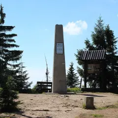 Na szczycie Turbacz, gdzie jest piękny widok, stoi obelisk. Wokół drzewa i ławki dla turystów.