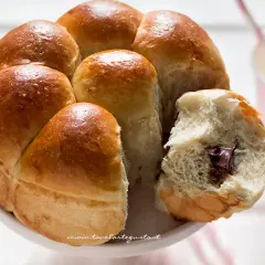 Un soffice danubio dolce, con palline dorate che nascondono un cuore cremoso di cioccolato. Perfetto per una colazione golosa.