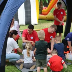 Pokaz pierwszej pomocy dla dzieci w Lesznie. Ratownicy uczą maluchy, jak ratować życie. To świetne leszno atrakcje dla dzieci.