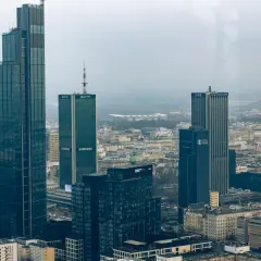 Warszawski krajobraz zdominowany przez wieżowce, w tym najwyższy budynek w Polsce. Widać też budynki z logotypami Samsung i Marriott.