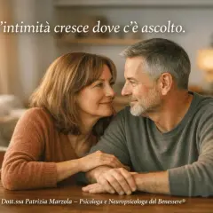Coppia matura si guarda con affetto, le mani intrecciate. L'intimità cresce dove c'è ascolto, e facendo l'amore ci si innamora.