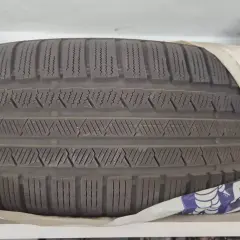 Opona zimowa Michelin, gotowa do przechowywania. Zapewnia bezpieczne użytkowanie w trudnych warunkach.