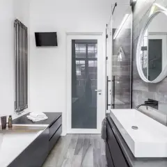 Modernes Badezimmer mit Dusche, Waschtisch und Badewanne. Perfekt, um Ihr Bad zu renovieren und einen stilvollen Look zu schaffen.