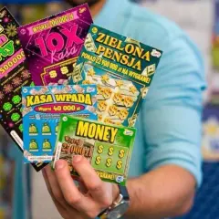 Ręka trzyma kilka zdrapek: "Maxi Cash Party", "10x Kasa", "Zielona Pensja", "Kasa wpada", "Money". Czy to największe wygrane w zdrapkach w Polsce o których nie napisano w mediach?