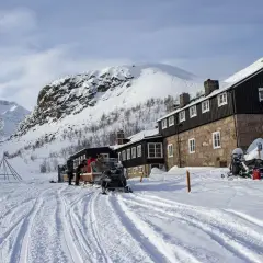 Vinterlandskap vid Nikkaluokta Kebnekaise med snöskotrar och fjällstation.