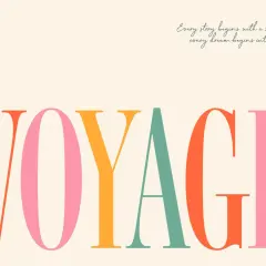 Kolorowe litery tworzą napis "VOYAGE". Nad nim napis: "Każde marzenie zaczyna się od podróży (voyage)".