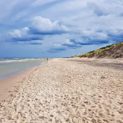 Łeba plaża wschodnia czy zachodnia – która jest lepsza dla Ciebie?