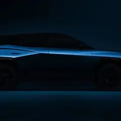 Nowy Omoda 3 w ciemności, z niebieskim podświetleniem podkreślającym jego futurystyczny design.