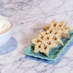 Struvor recept: Krispiga, stjärnformade struvor på en turkos bricka, redo att doppas i socker.