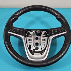 Skórzana kierownica Opel Astra J z przyciskami tempomatu i multimediów.