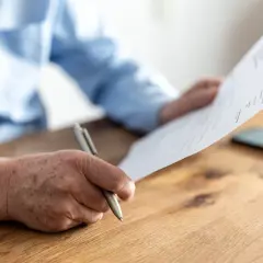 Jak przejść na rentę: kluczowe kroki i dokumenty, które musisz znać