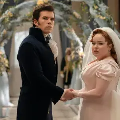 Para młoda, Colin i Penelope, trzymają się za ręce podczas ceremonii. Bridgertonowie sezon 3.
