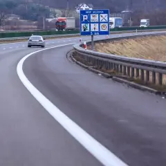 Autostrada z pasem awaryjnym. Znak informuje o MOP MSZANA, toalecie, busach i odległości 5 km.