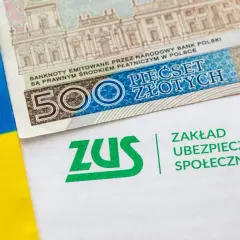 Flaga Ukrainy, banknot 500 zł i logo ZUS. Temat: emerytura dla ukraińców.