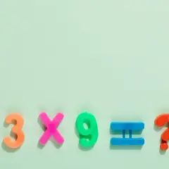 Kolorowe literki tworzą równanie: 3 x 9 = ?. To prosta gra łączenie liczb dla dzieci.