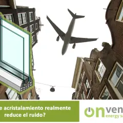 Un avión sobrevuela edificios, mientras un corte muestra un doble ventana para reducir el ruido.