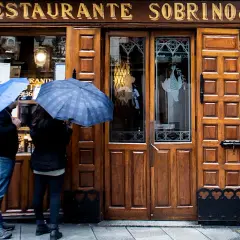 Para deszczowa przed wejściem do Sobrino de Botín, najstarszej restauracji w Europie.