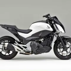 Honda moderna, blanca y negra, con diseño agresivo. Una moto ligera y potente lista para la aventura.