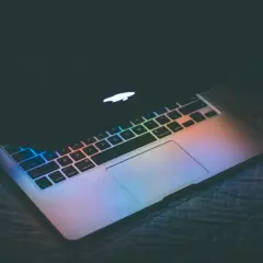 Podświetlana klawiatura laptopa w ciemności. Dowiedz się, jak wyłączyć komputer skrótem klawiszowym.