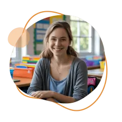 Lächelnde junge Frau im Klassenzimmer, die ihre erzieher ausbildung online absolviert. Bunte Ordner im Hintergrund.